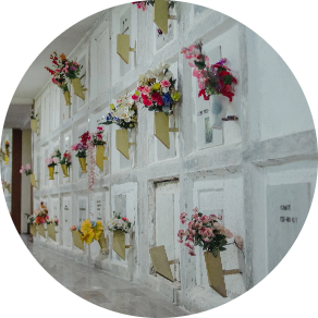 La única funeraria en ofrecer un servicio integral previsión + capillas + destino final (cementerios y mausoleos propios).